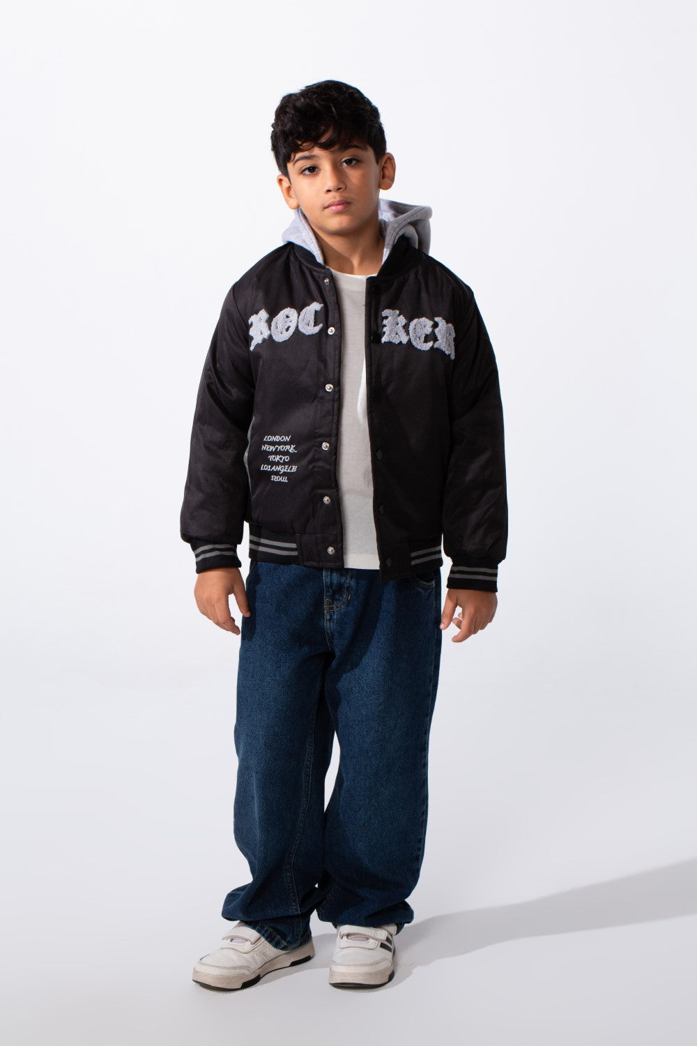 جاكيت بيسبول فاريستي مقاوم للماء من ميلتون بغطاء رأس وطباعة أمامية للأولاد