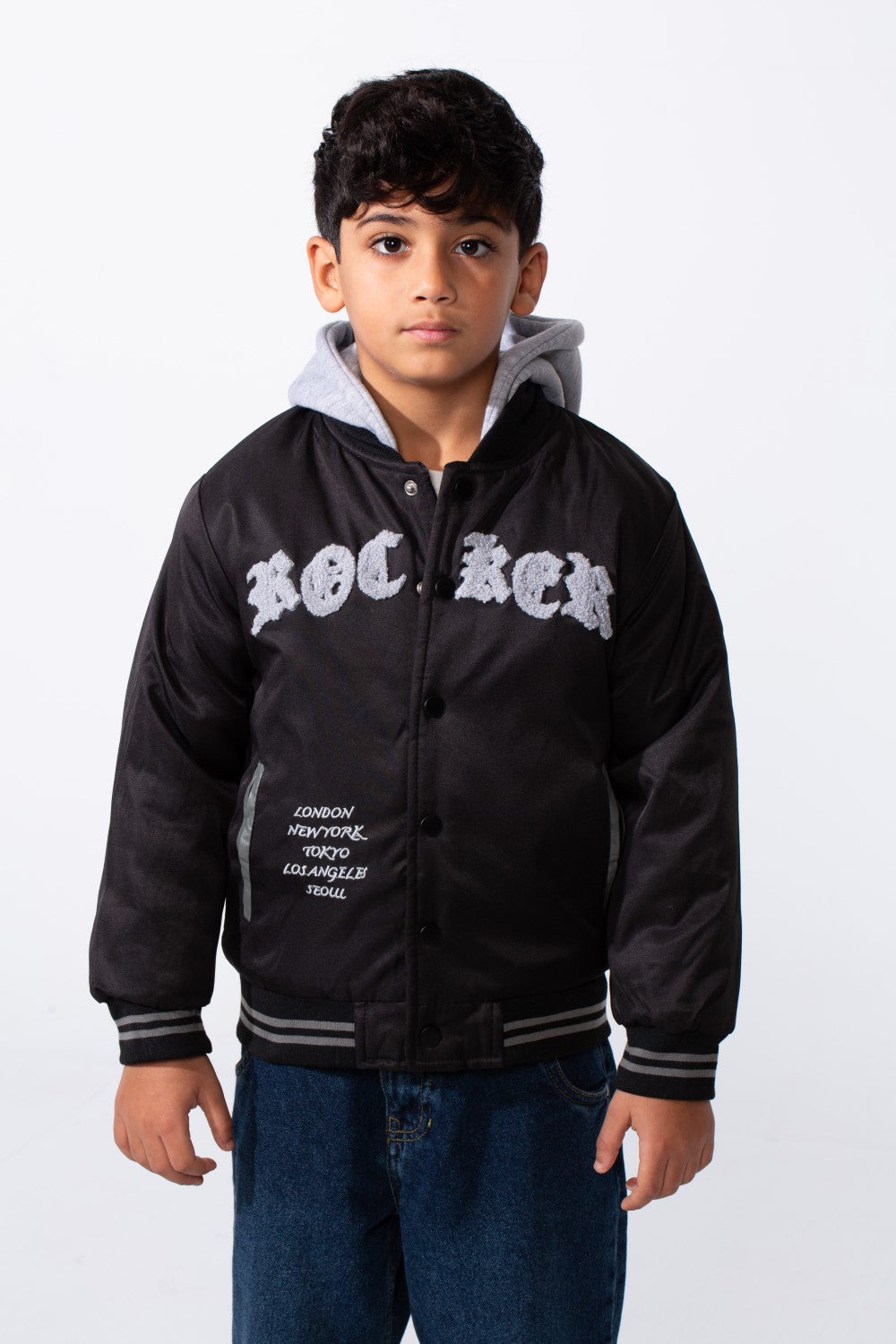 جاكيت بيسبول فاريستي مقاوم للماء من ميلتون بغطاء رأس وطباعة أمامية للأولاد