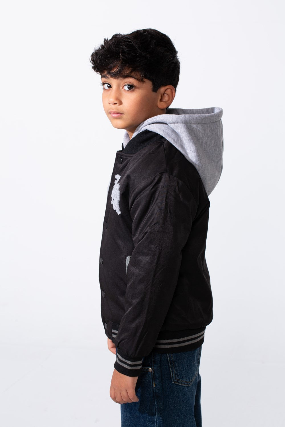 جاكيت بيسبول فاريستي مقاوم للماء من ميلتون بغطاء رأس وطباعة أمامية للأولاد