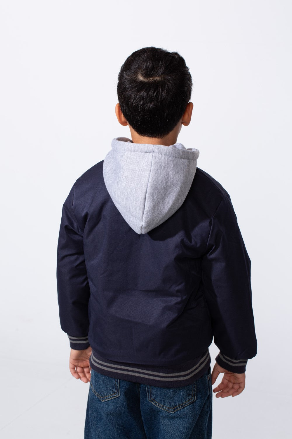 جاكيت بيسبول فاريستي مقاوم للماء من ميلتون بغطاء رأس وطباعة أمامية للأولاد