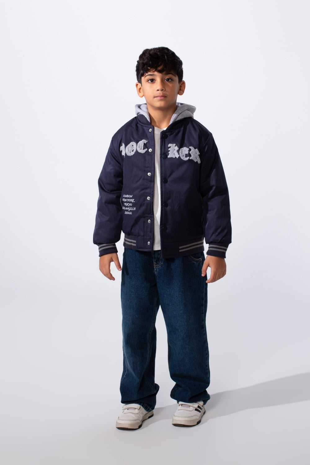 جاكيت بيسبول فاريستي مقاوم للماء من ميلتون بغطاء رأس وطباعة أمامية للأولاد