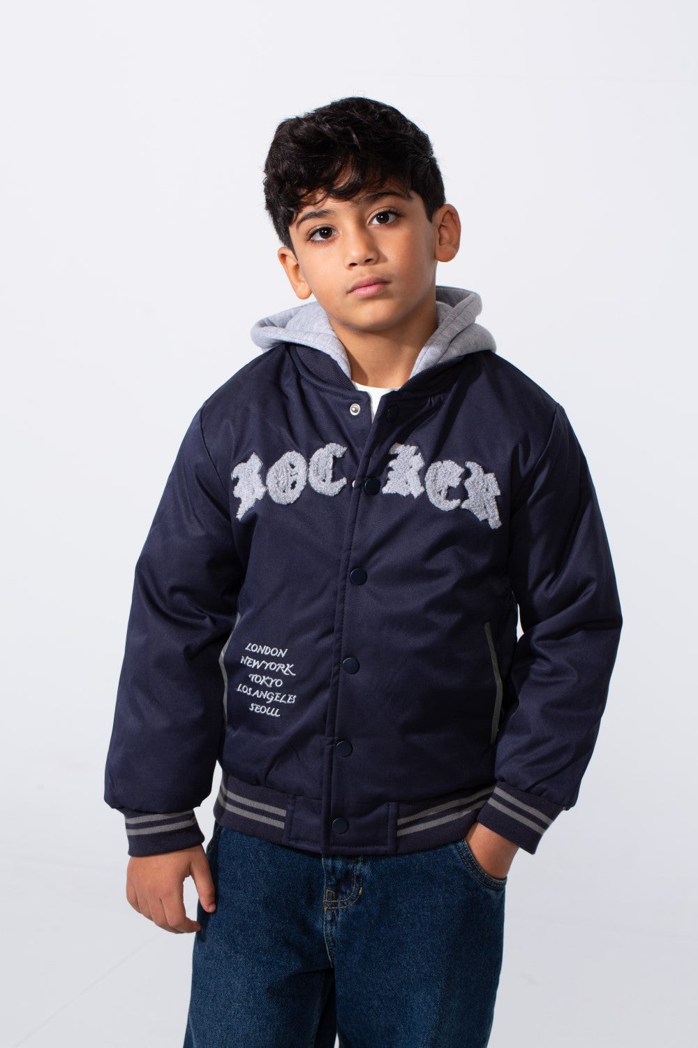 جاكيت بيسبول فاريستي مقاوم للماء من ميلتون بغطاء رأس وطباعة أمامية للأولاد