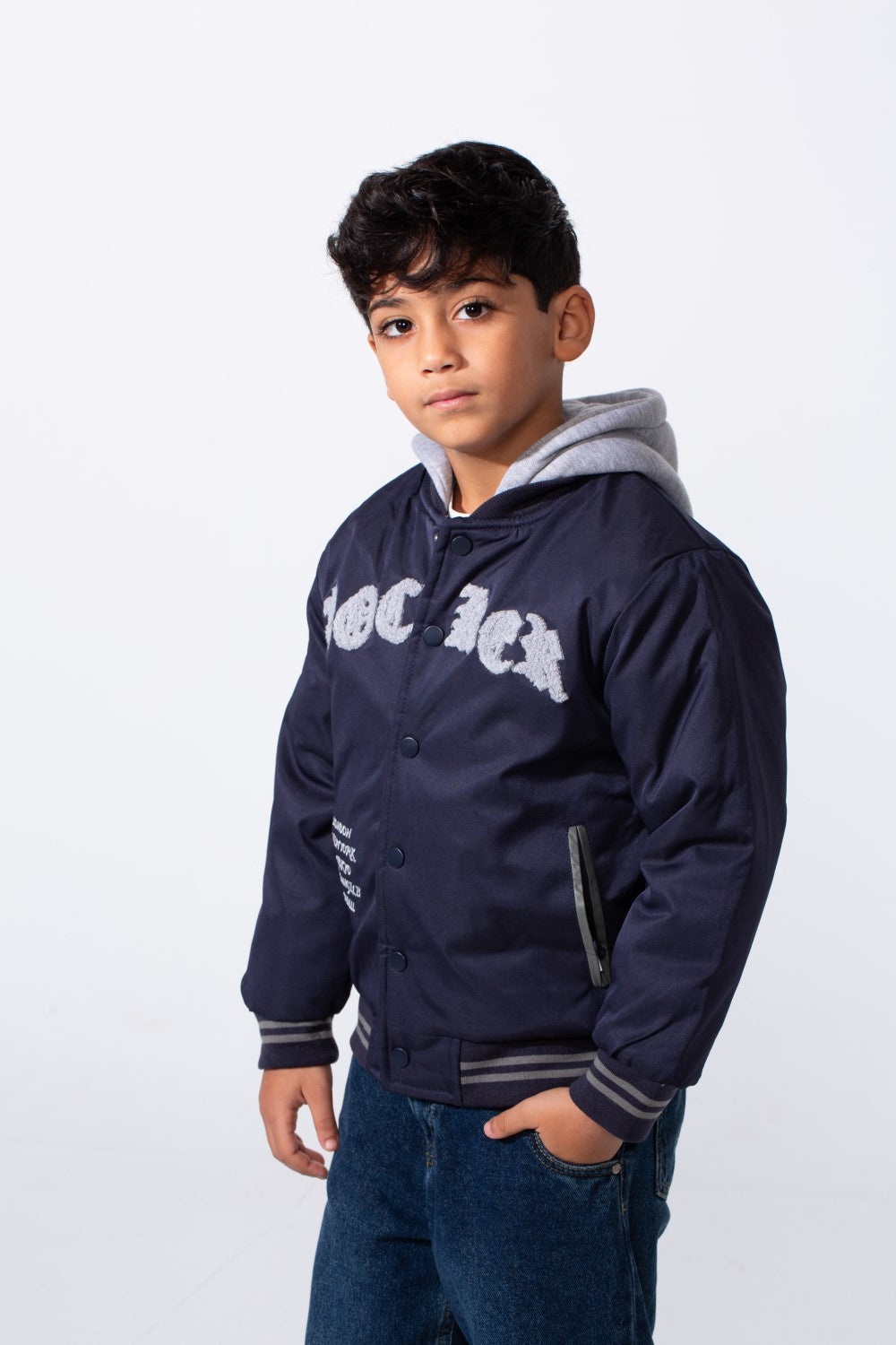 جاكيت بيسبول فاريستي مقاوم للماء من ميلتون بغطاء رأس وطباعة أمامية للأولاد