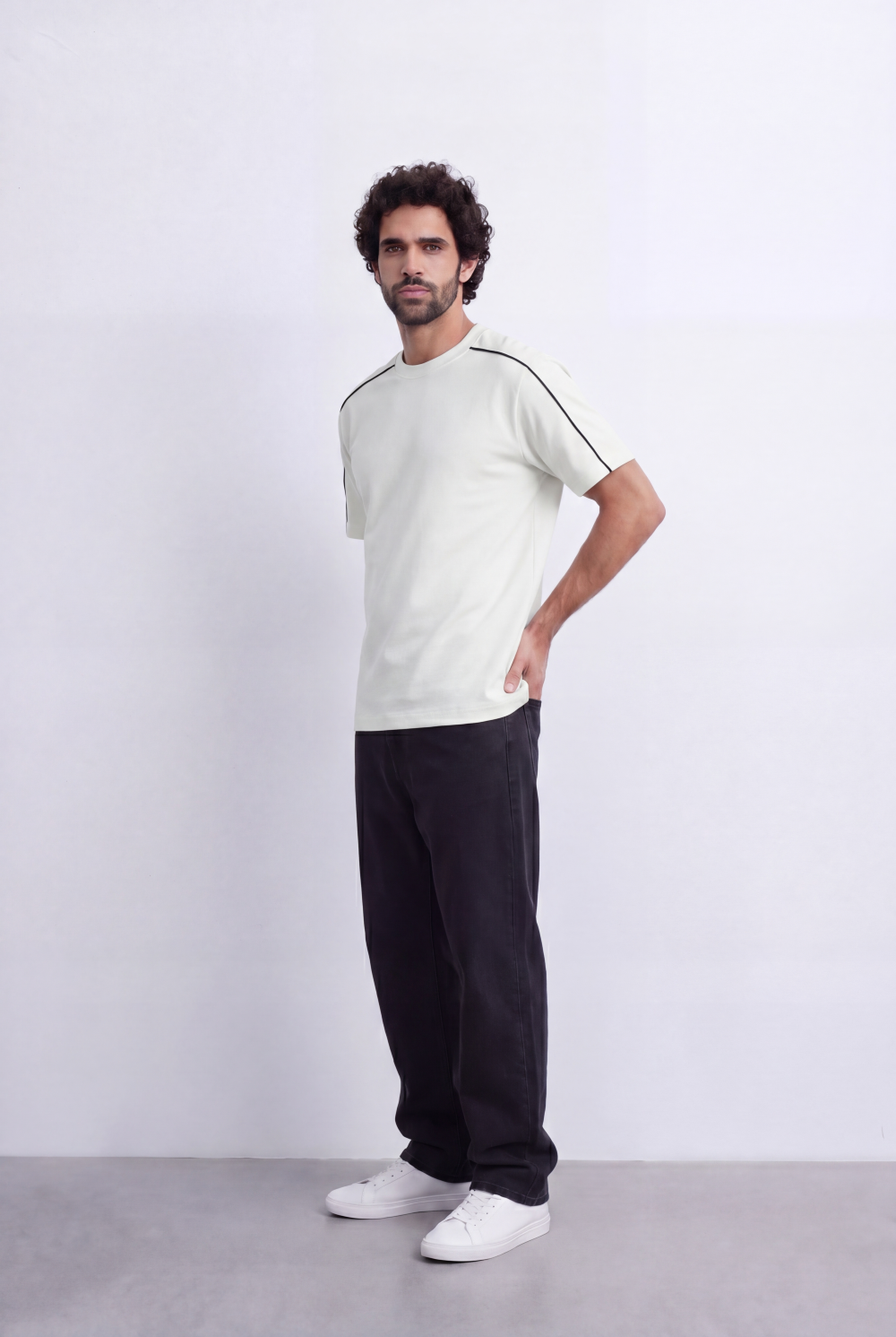 Men’s Tomato Store Minimal Contrast Trim T-Shirt Clean Athletic Inspired Design Shoulder Piping Detail