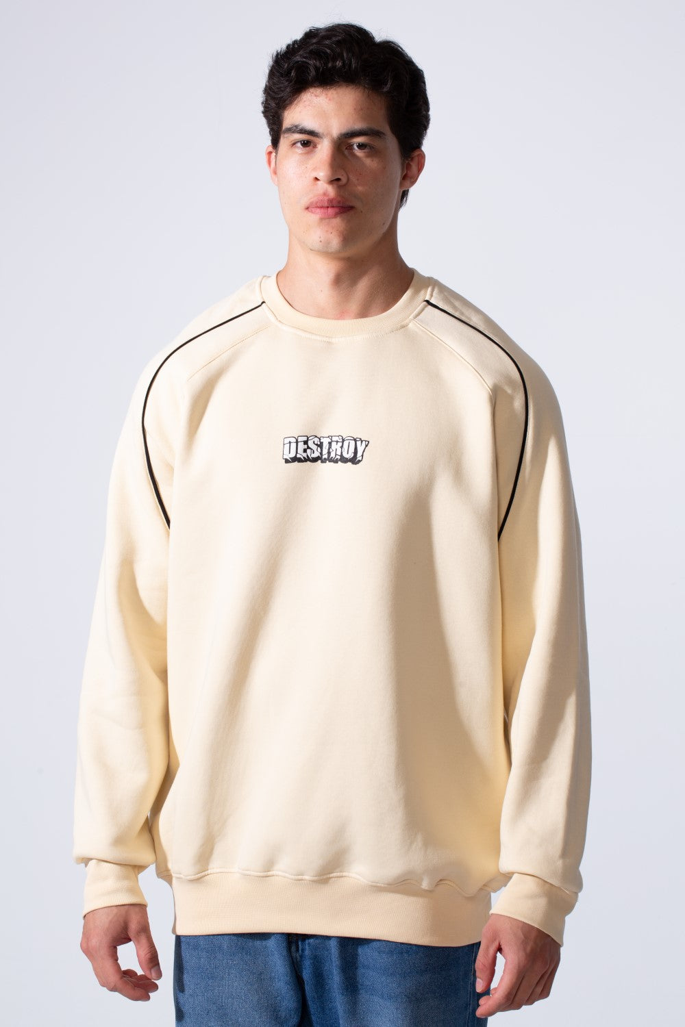 سويت شيرت رجالي بأكمام طويلة وياقة دائرية مطبوع على الصدر بقصة عادية وقماش ميلتون مريح