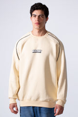 سويت شيرت رجالي بأكمام طويلة وياقة دائرية مطبوع على الصدر بقصة عادية وقماش ميلتون مريح