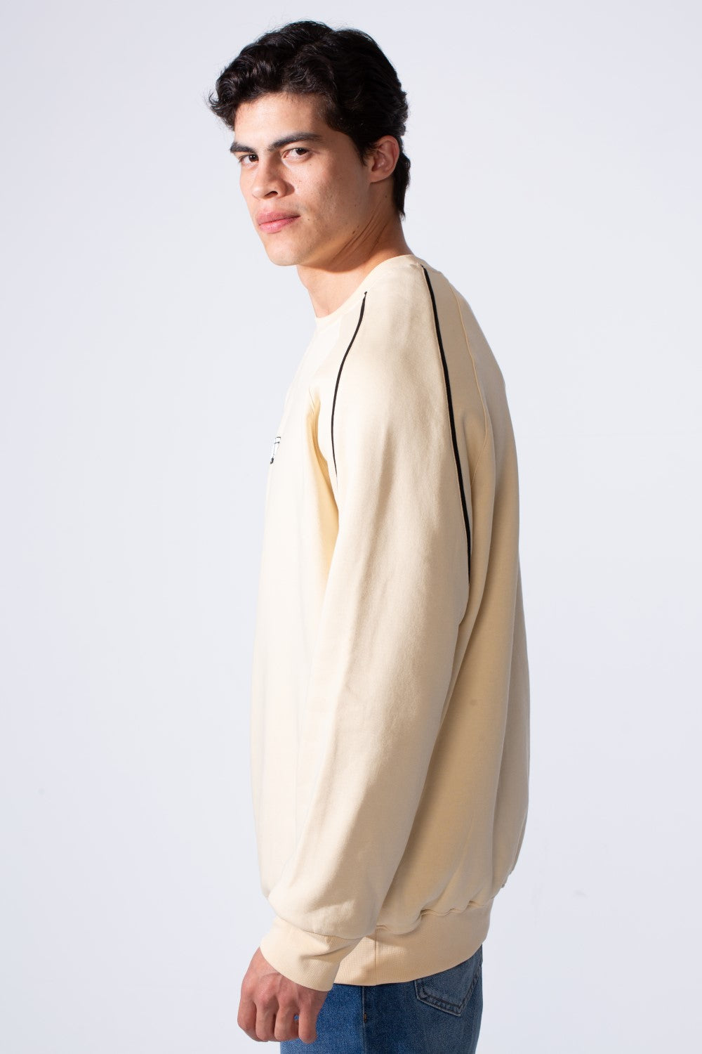 سويت شيرت رجالي بأكمام طويلة وياقة دائرية مطبوع على الصدر بقصة عادية وقماش ميلتون مريح