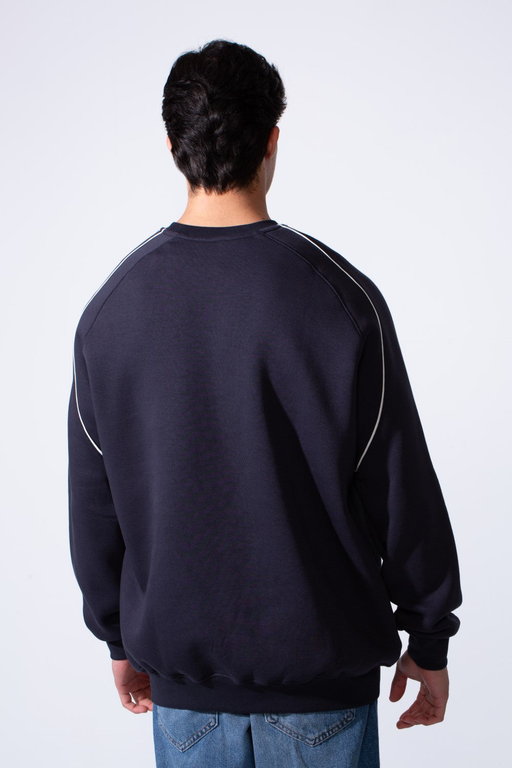 سويت شيرت رجالي بأكمام طويلة وياقة دائرية مطبوع على الصدر بقصة عادية وقماش ميلتون مريح