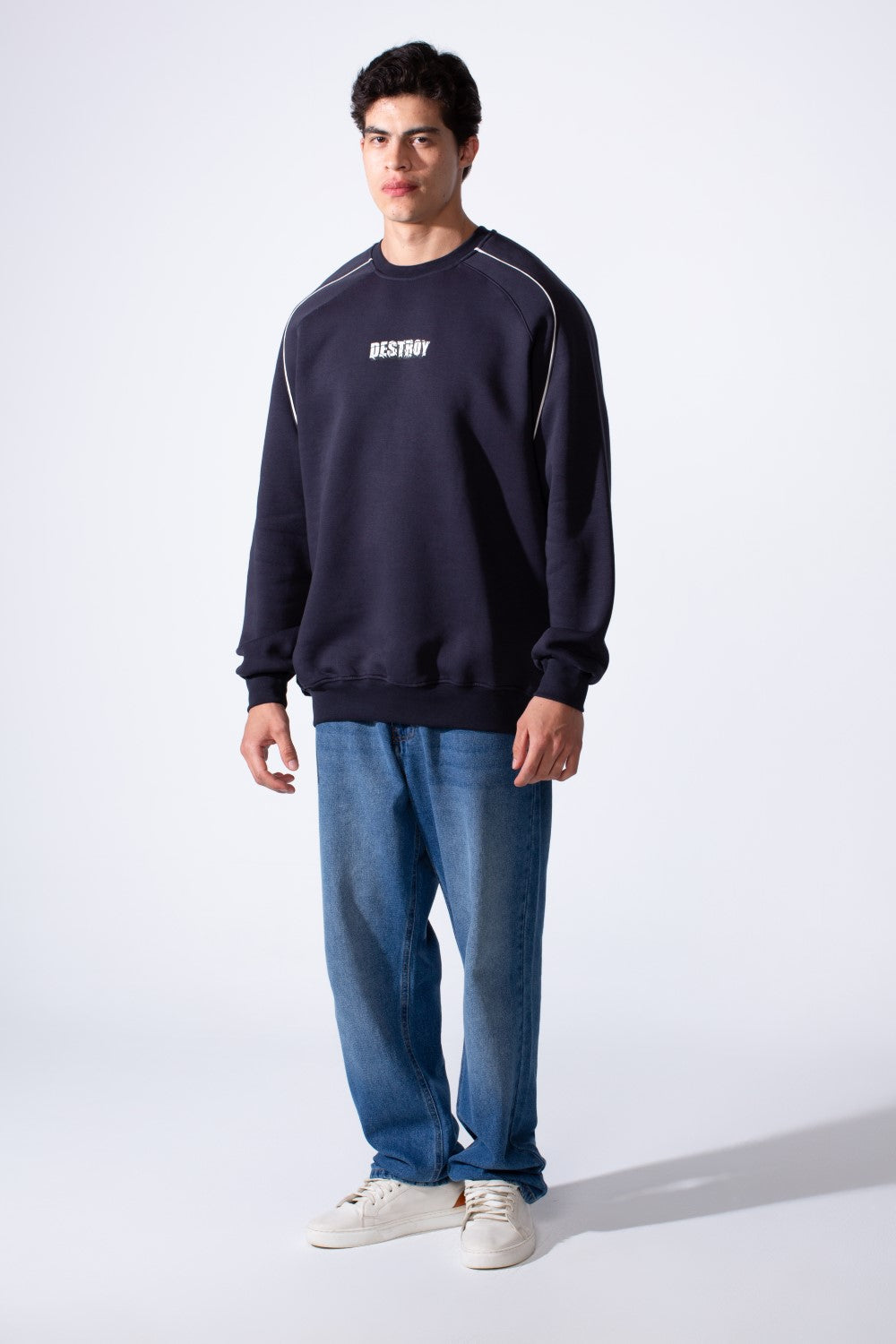 سويت شيرت رجالي بأكمام طويلة وياقة دائرية مطبوع على الصدر بقصة عادية وقماش ميلتون مريح