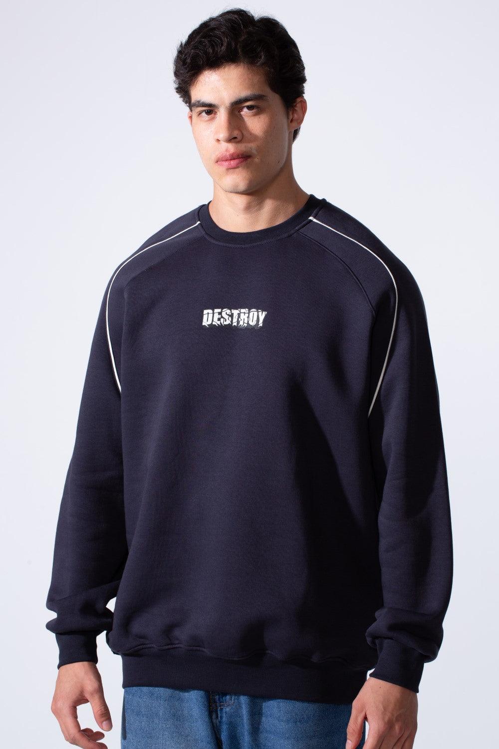 سويت شيرت رجالي بأكمام طويلة وياقة دائرية مطبوع على الصدر بقصة عادية وقماش ميلتون مريح