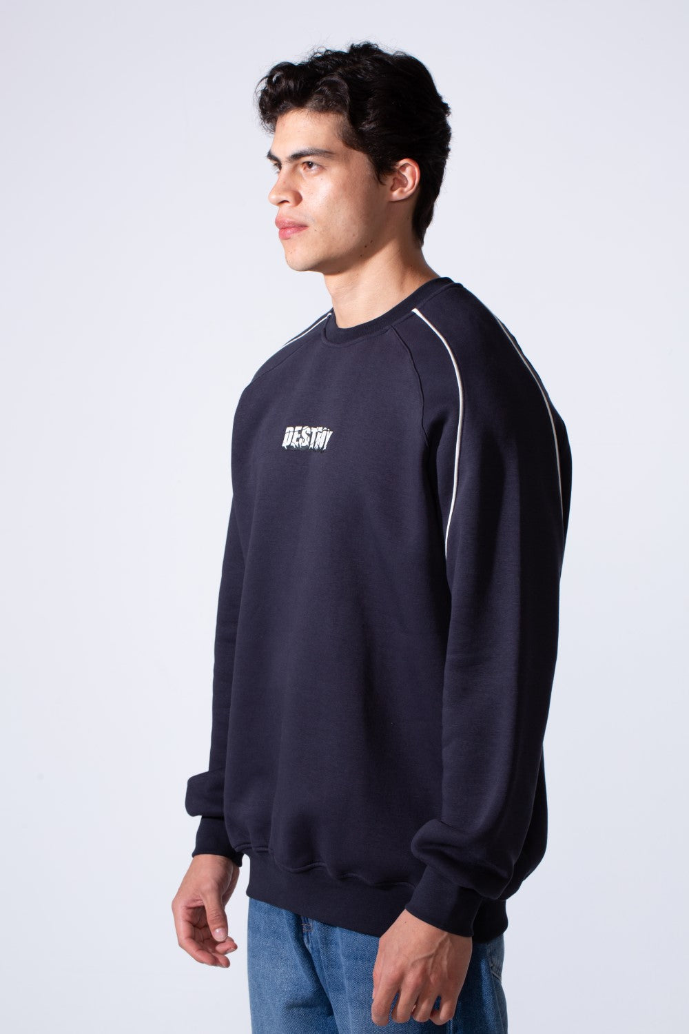 سويت شيرت رجالي بأكمام طويلة وياقة دائرية مطبوع على الصدر بقصة عادية وقماش ميلتون مريح