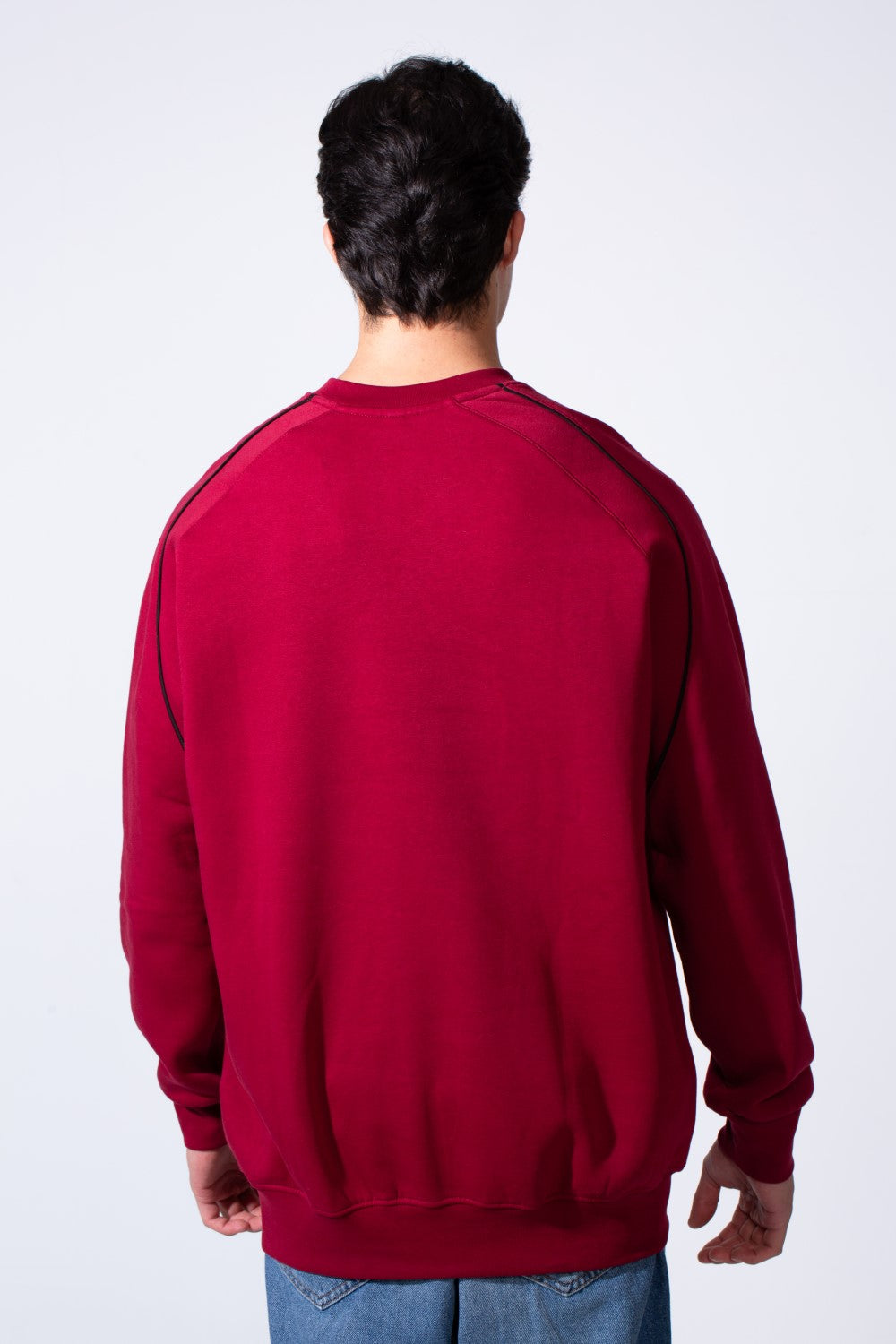 سويت شيرت رجالي بأكمام طويلة وياقة دائرية مطبوع على الصدر بقصة عادية وقماش ميلتون مريح