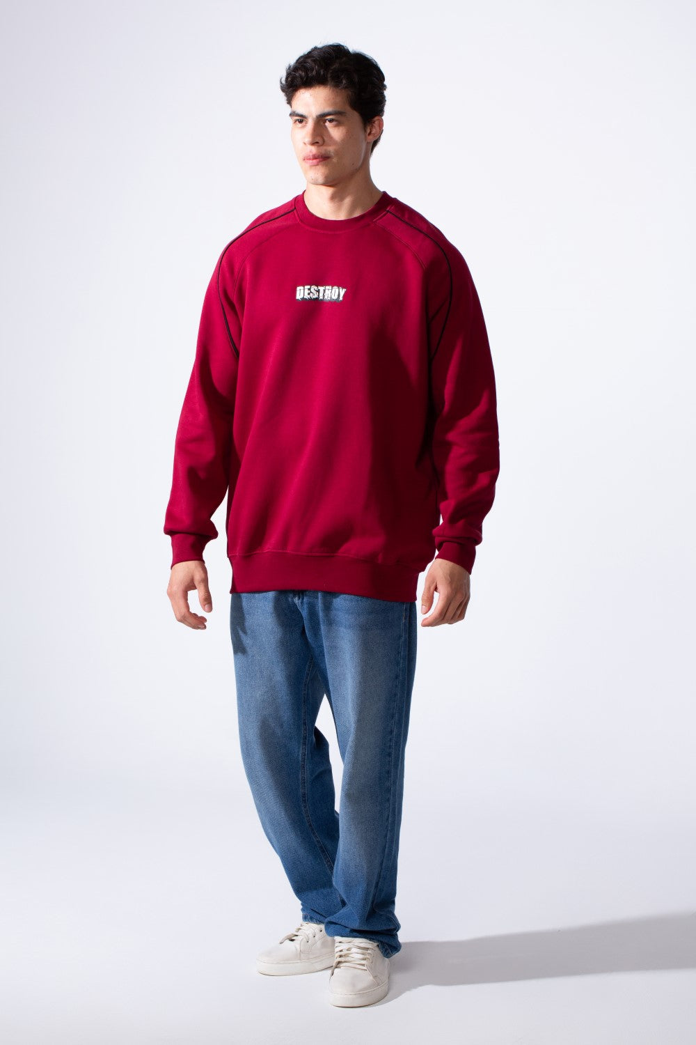 سويت شيرت رجالي بأكمام طويلة وياقة دائرية مطبوع على الصدر بقصة عادية وقماش ميلتون مريح