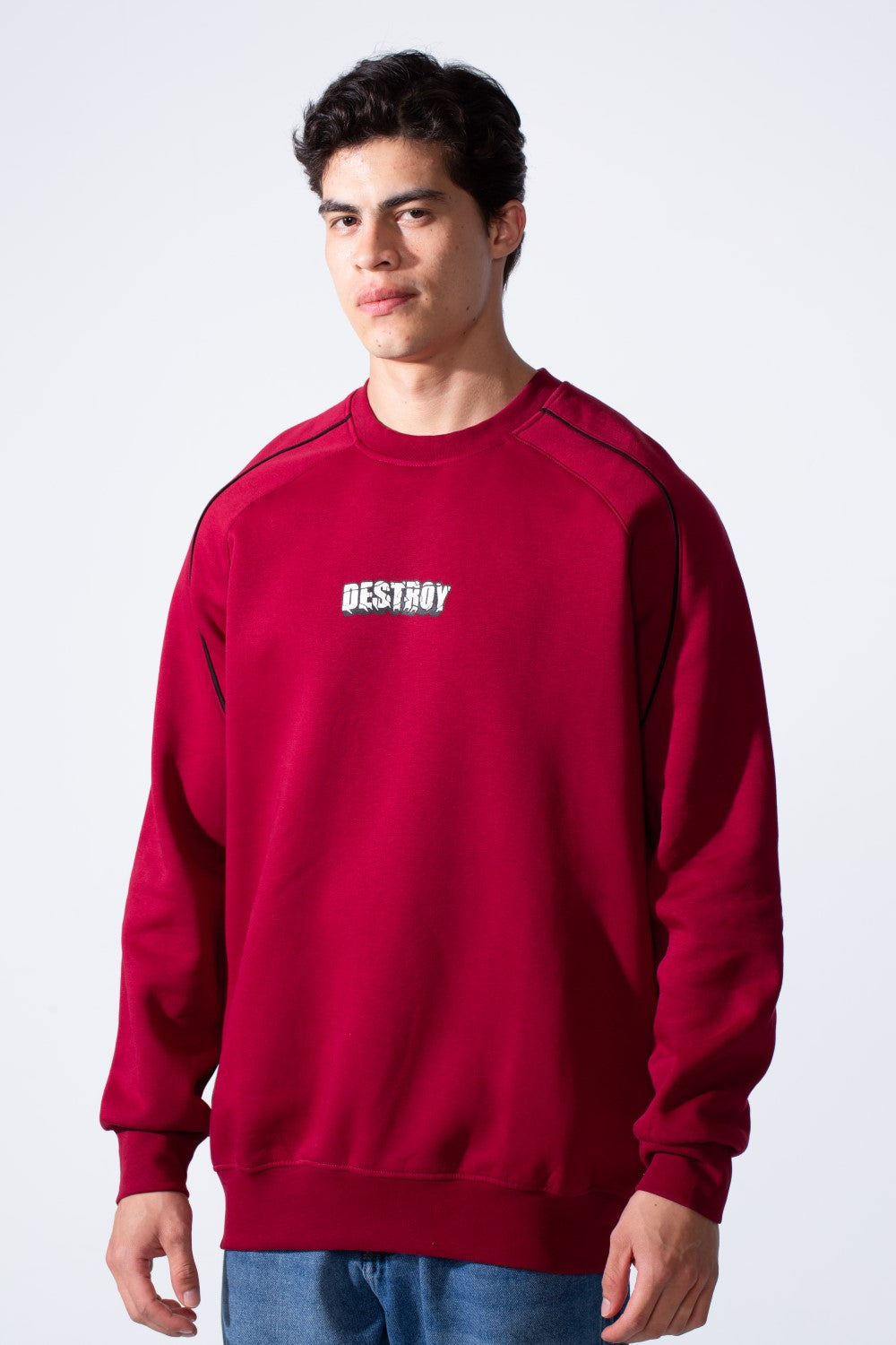 سويت شيرت رجالي بأكمام طويلة وياقة دائرية مطبوع على الصدر بقصة عادية وقماش ميلتون مريح