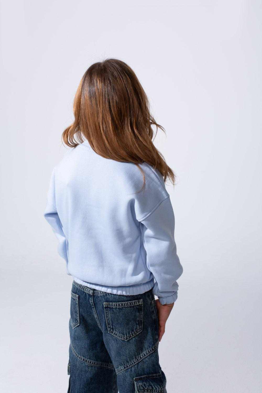 سويت شيرت ملبن عصري بقصة Slim Fit وياقة دائرية وأكمام طويلة وكتفين منخفضتين وأساور وخصر مطاطي وطباعة جرافيكية للفتيات