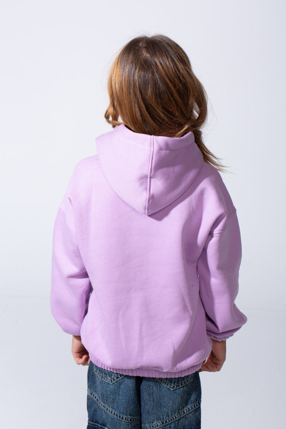سويت شيرت ملبن بغطاء رأس عصري بقصة Slim Fit وياقة دائرية وأكمام طويلة وأساور وخصر مطاطي وطباعة نصية جرافيكية للفتيات