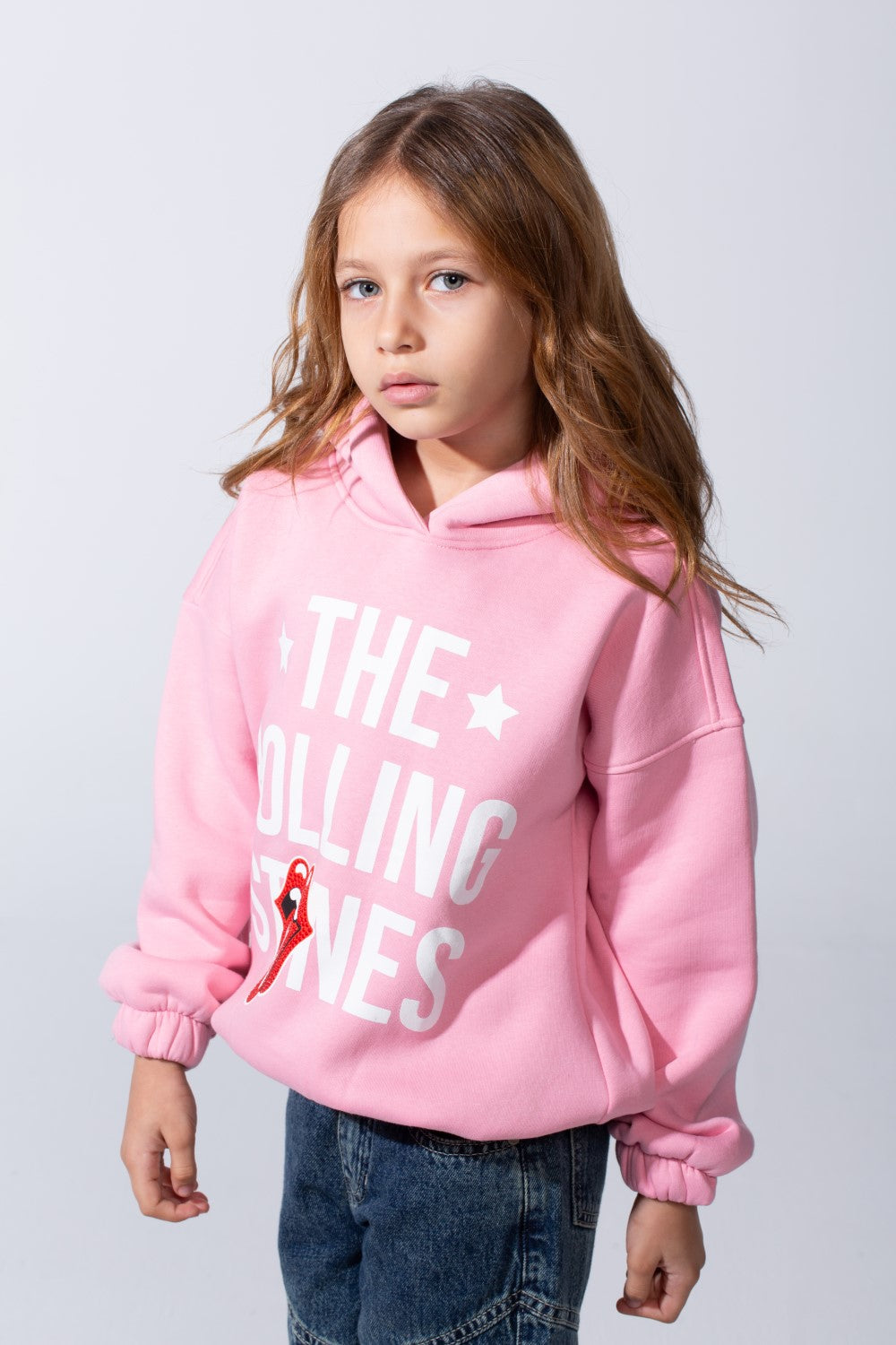 سويت شيرت ملبن بغطاء رأس عصري بقصة Slim Fit وياقة دائرية وأكمام طويلة وأساور وخصر مطاطي وطباعة نصية جرافيكية للفتيات