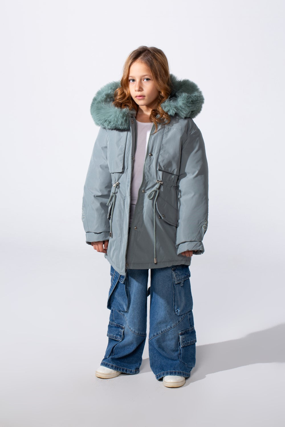 جاكيت بناتي مقاوم للماء بسحاب مع جيبين جانبيين وغطاء رأس فرو وطبقة عازلة حرارية