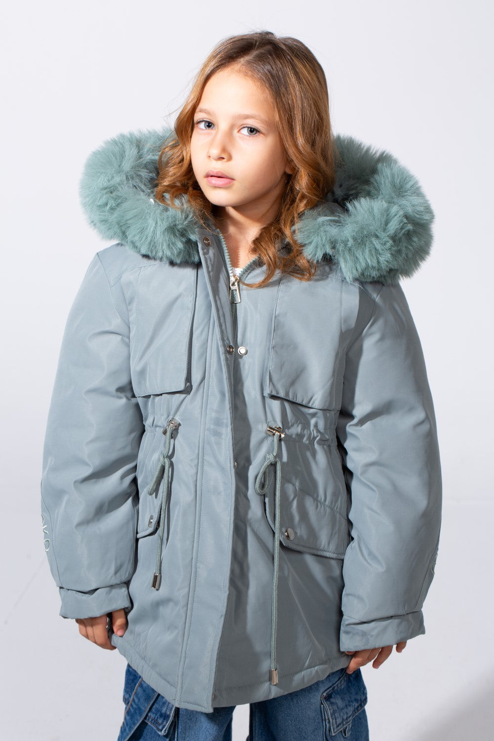 جاكيت بناتي مقاوم للماء بسحاب مع جيبين جانبيين وغطاء رأس فرو وطبقة عازلة حرارية