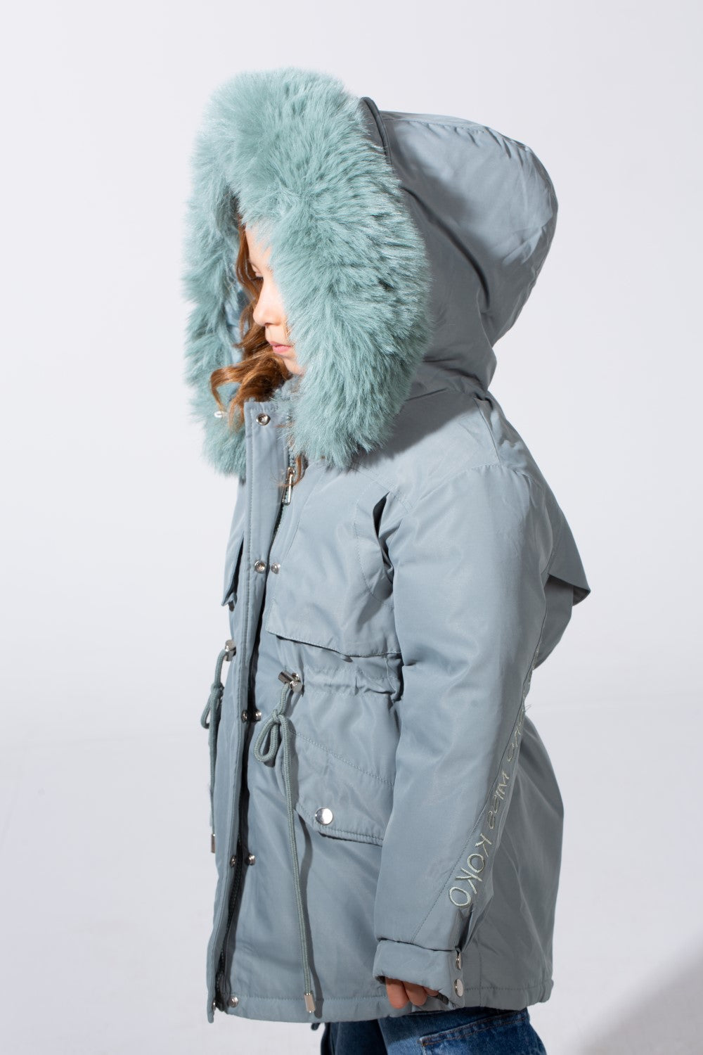 جاكيت بناتي مقاوم للماء بسحاب مع جيبين جانبيين وغطاء رأس فرو وطبقة عازلة حرارية