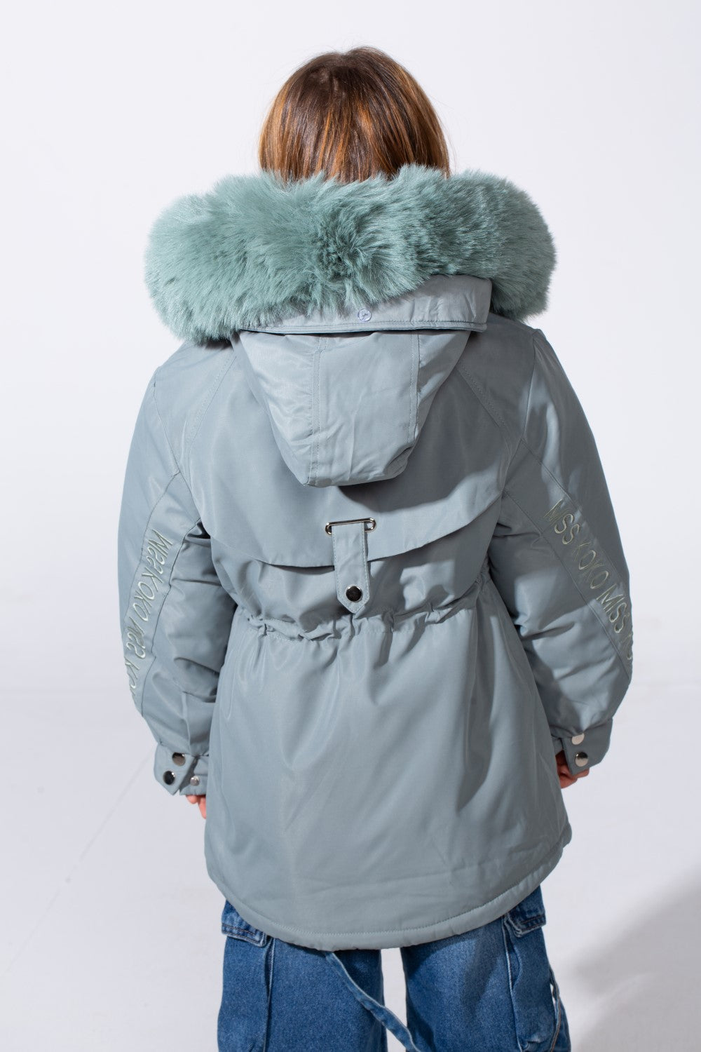 جاكيت بناتي مقاوم للماء بسحاب مع جيبين جانبيين وغطاء رأس فرو وطبقة عازلة حرارية