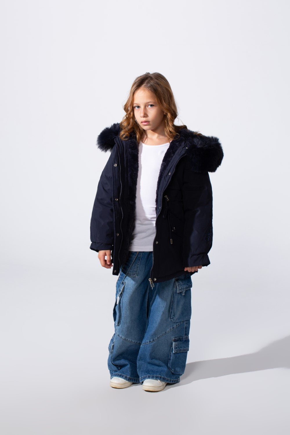 جاكيت بناتي مقاوم للماء بسحاب مع جيبين جانبيين وغطاء رأس فرو وطبقة عازلة حرارية