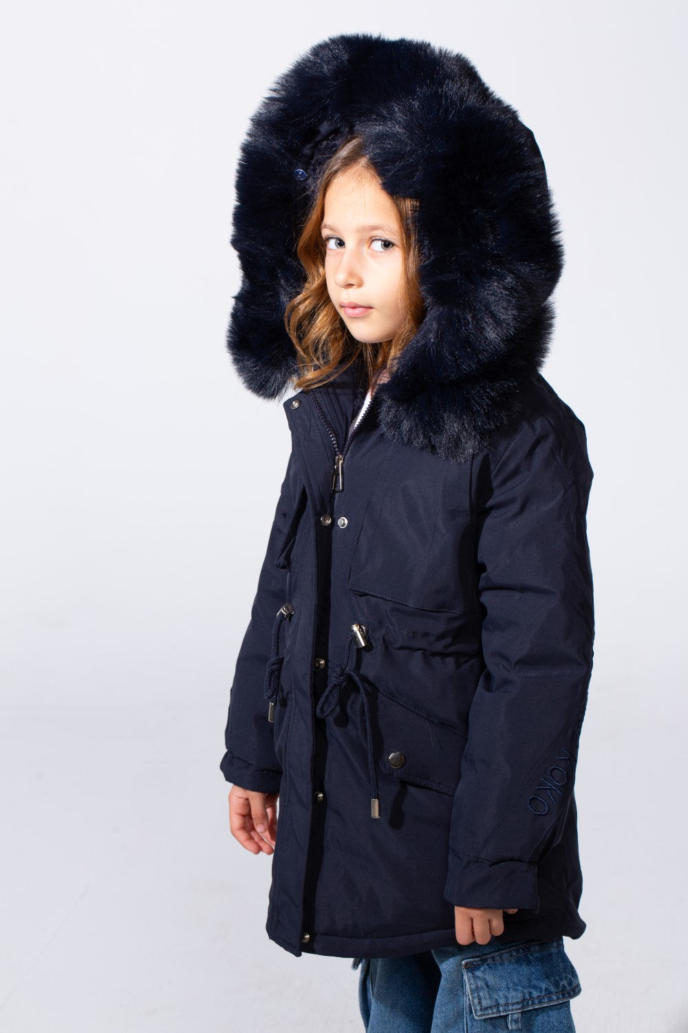 جاكيت بناتي مقاوم للماء بسحاب مع جيبين جانبيين وغطاء رأس فرو وطبقة عازلة حرارية