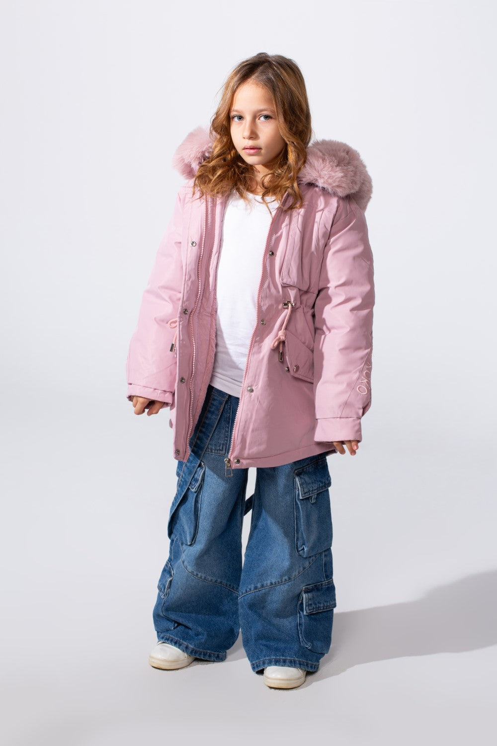 جاكيت بناتي مقاوم للماء بسحاب مع جيبين جانبيين وغطاء رأس فرو وطبقة عازلة حرارية