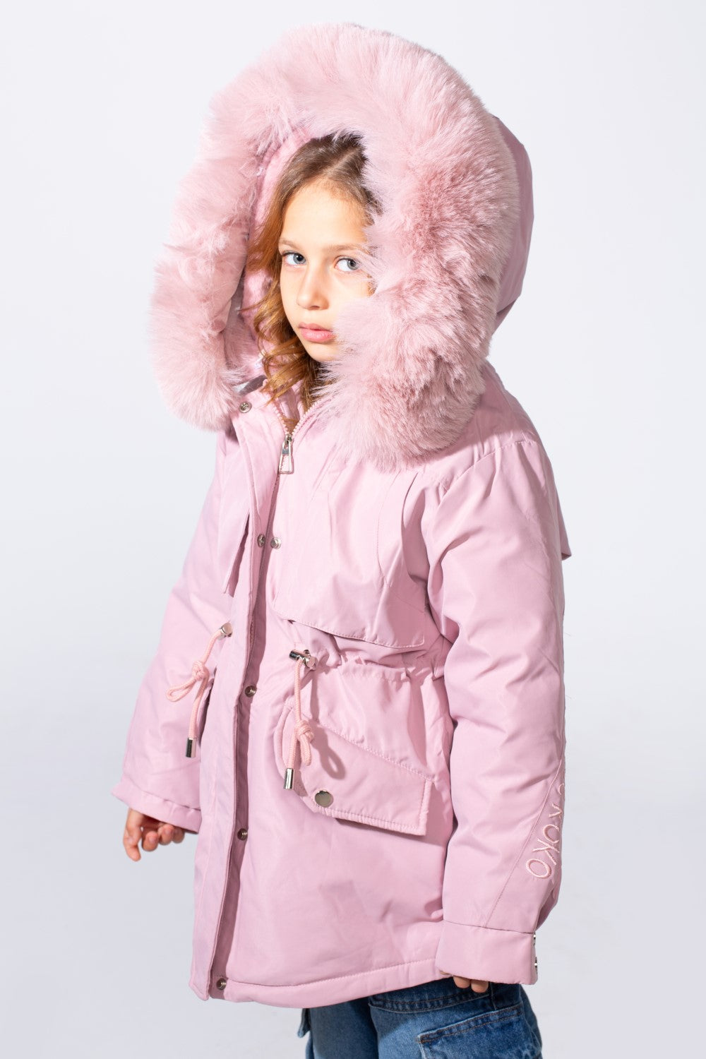 جاكيت بناتي مقاوم للماء بسحاب مع جيبين جانبيين وغطاء رأس فرو وطبقة عازلة حرارية