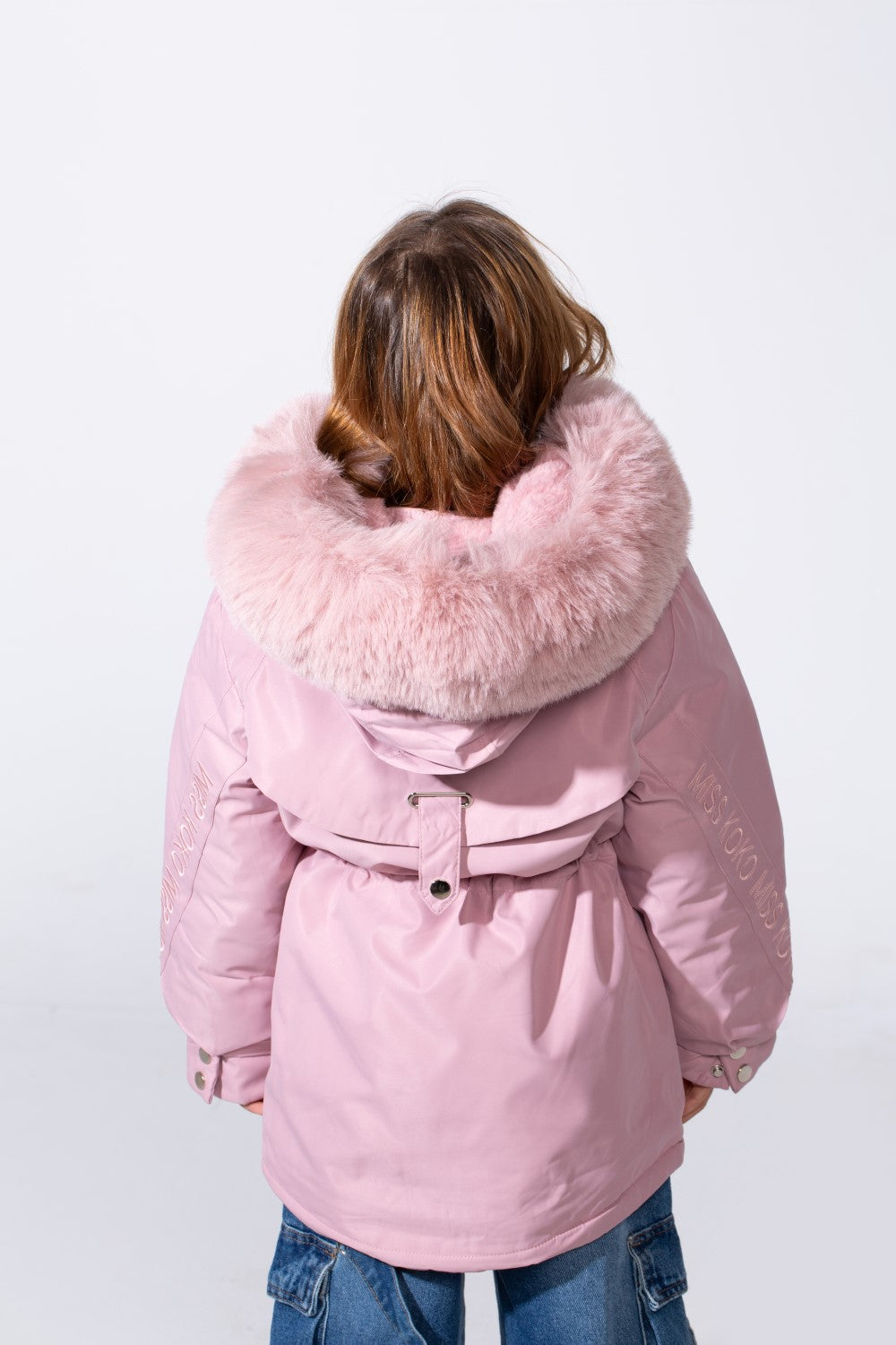 جاكيت بناتي مقاوم للماء بسحاب مع جيبين جانبيين وغطاء رأس فرو وطبقة عازلة حرارية