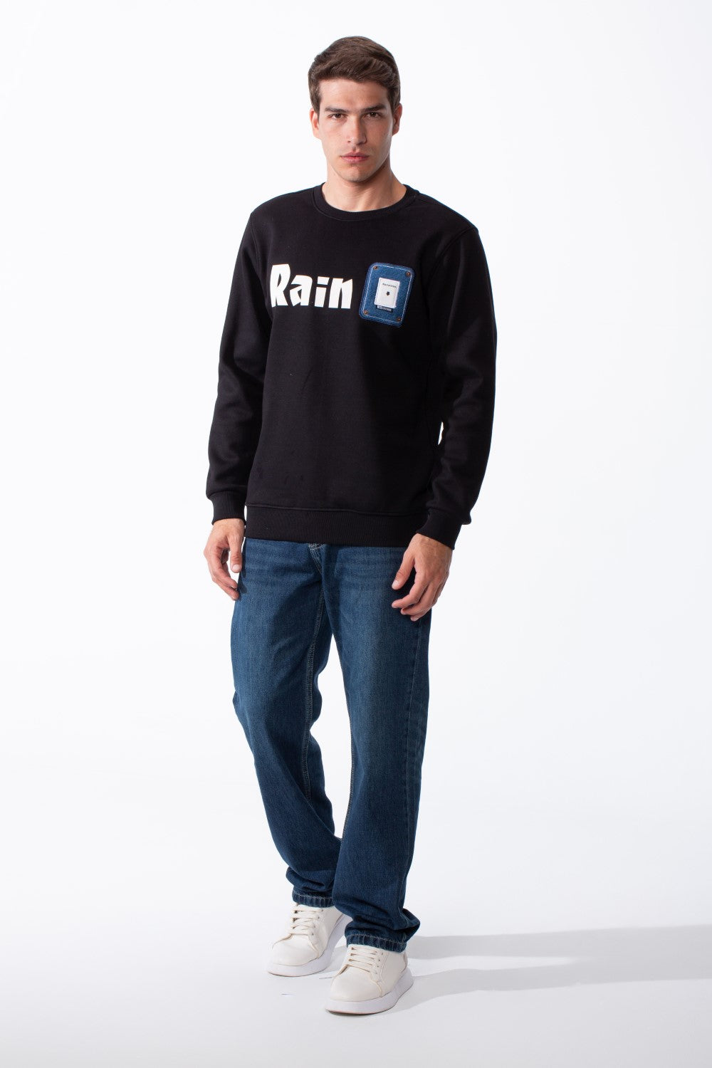 سويت شيرت مريح للرجال بأكمام طويلة وياقة دائرية ونص أمامي جريء وقصة Slim Fit