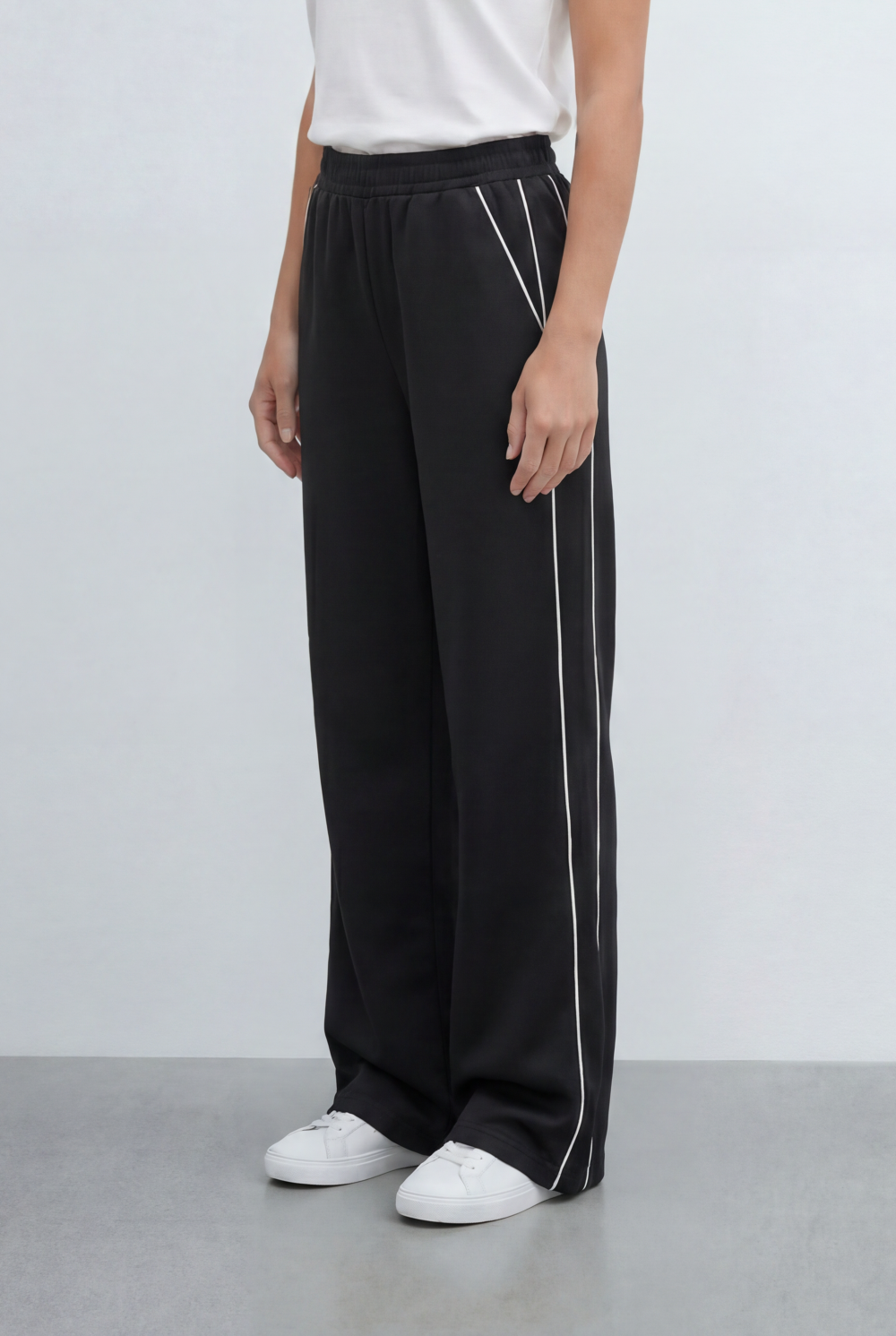 Women’s Tomato Store Brings Sporty Edge Contrast Piping Details Sweatpants