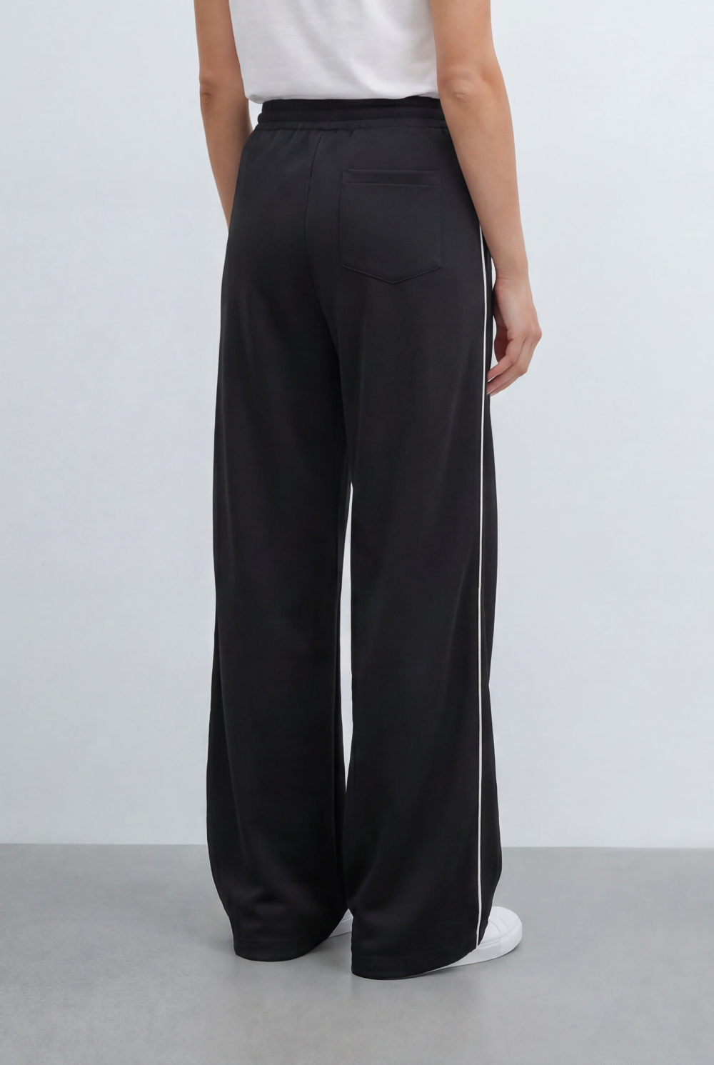 Women’s Tomato Store Brings Sporty Edge Contrast Piping Details Sweatpants