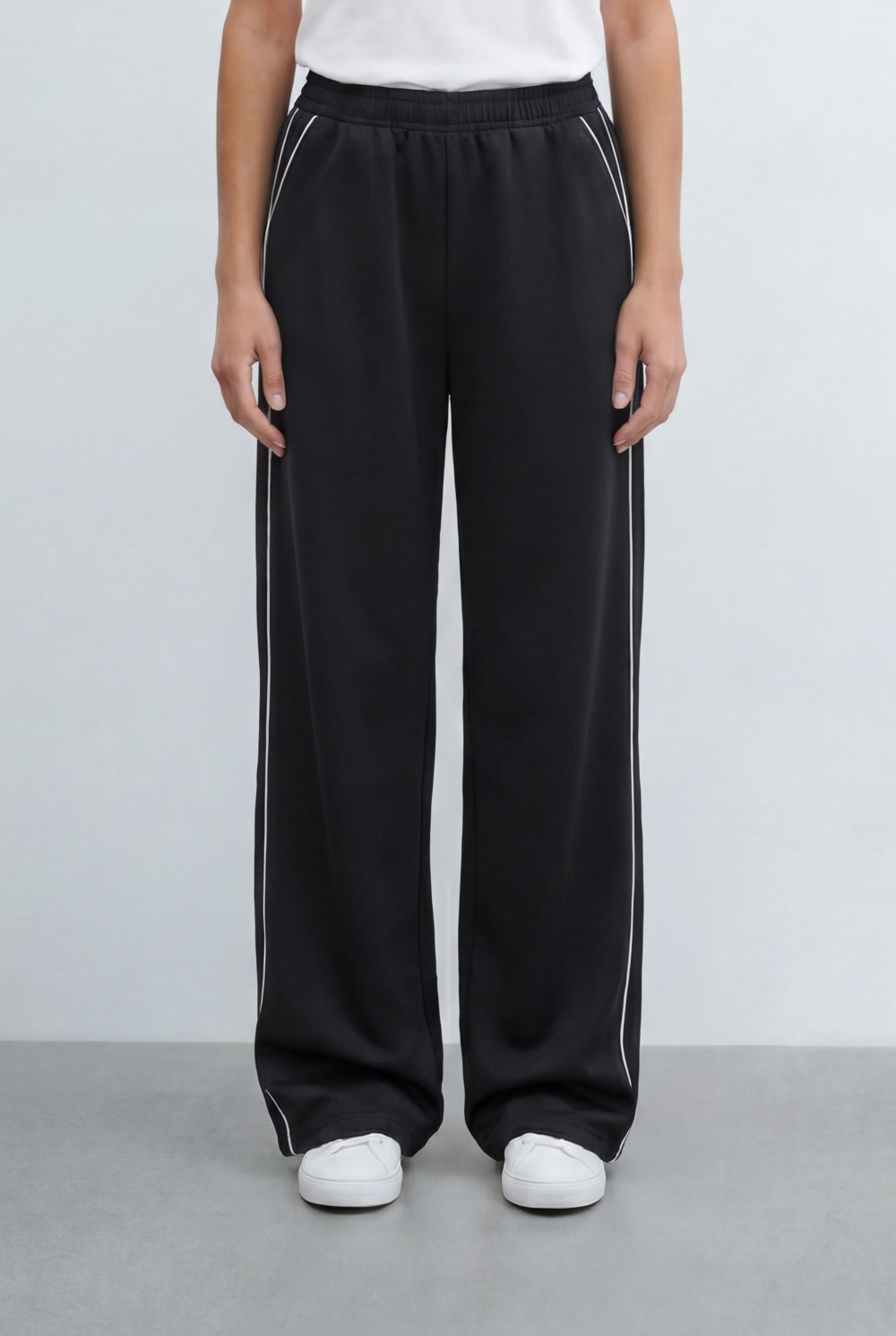 Women’s Tomato Store Brings Sporty Edge Contrast Piping Details Sweatpants