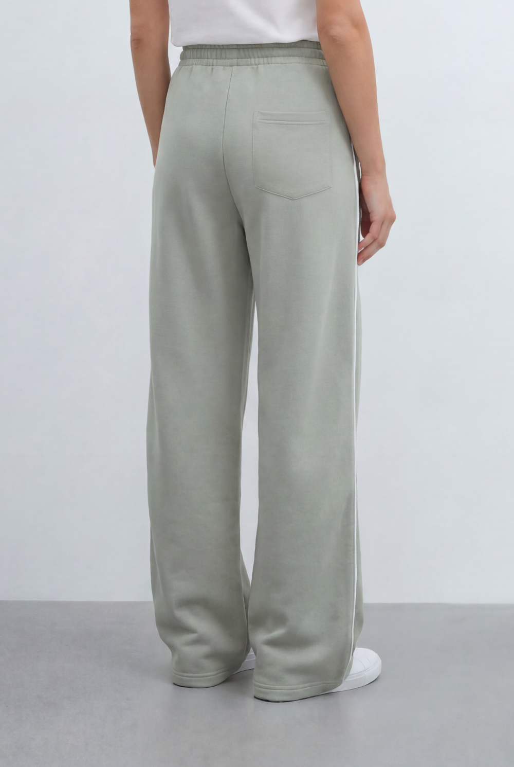 Women’s Tomato Store Brings Sporty Edge Contrast Piping Details Sweatpants