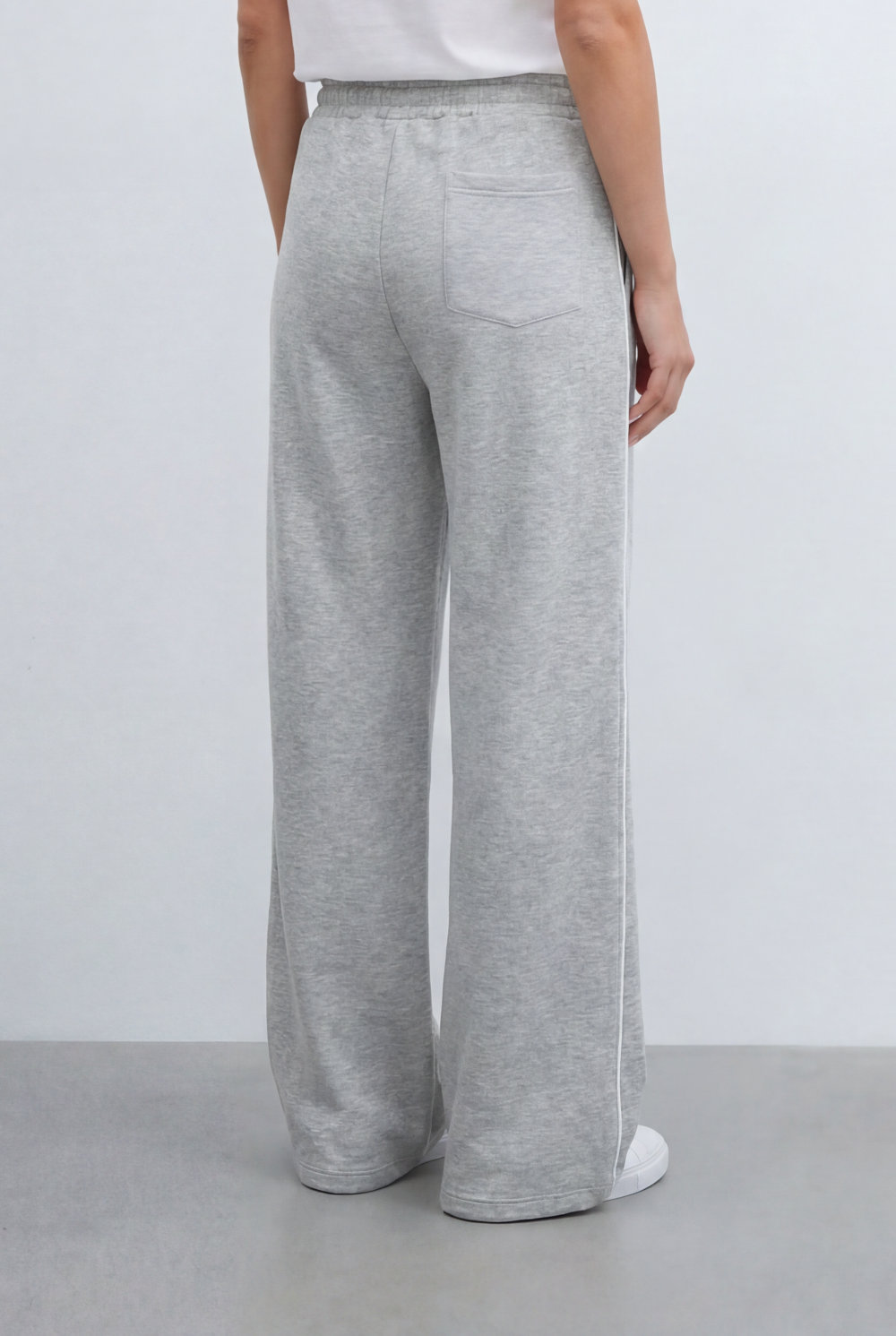 Women’s Tomato Store Brings Sporty Edge Contrast Piping Details Sweatpants