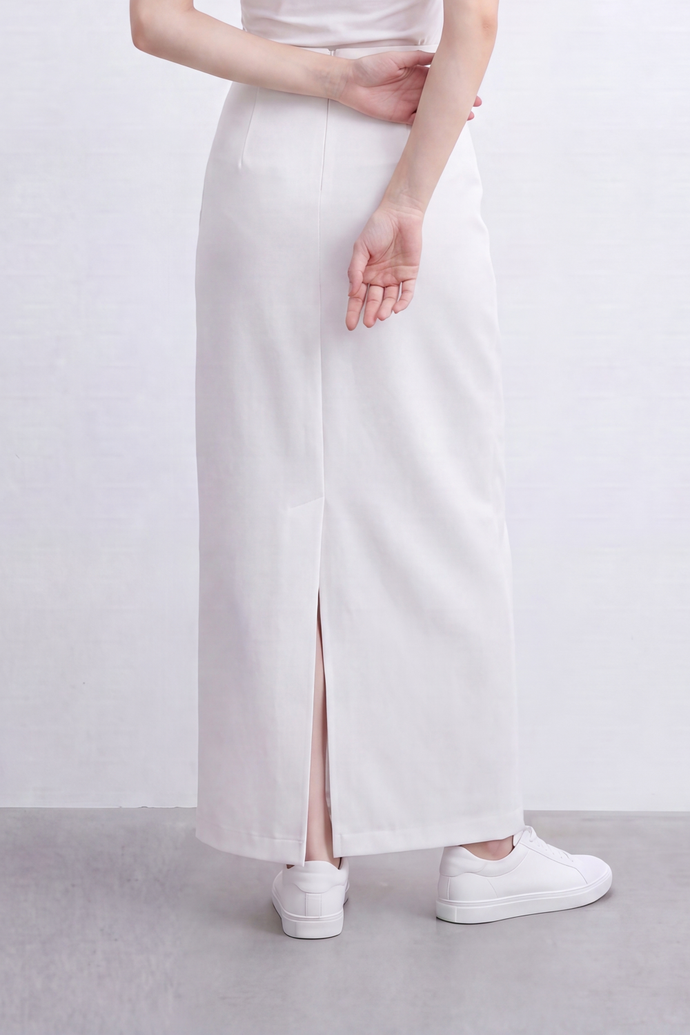 Women’s Tomato Store Column Slit Maxi Skirt Clean Matte Surface Shapes Sleek High Waist Line Long Straight Fall Back Slit Detail