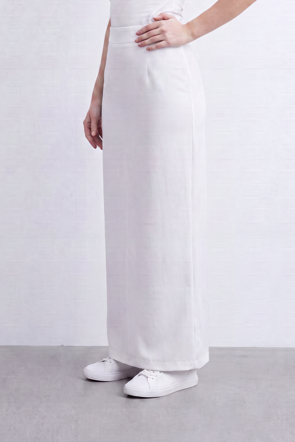 Women’s Tomato Store Column Slit Maxi Skirt Clean Matte Surface Shapes Sleek High Waist Line Long Straight Fall Back Slit Detail