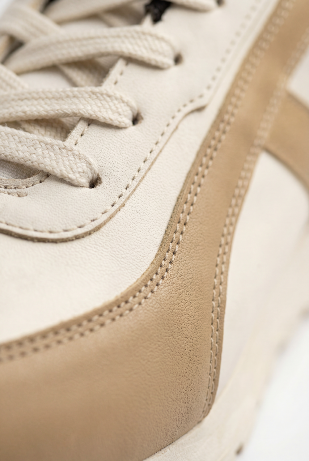 Men’s Retro Modern Sneaker Low-Top Trainers White Midsole Vintage Inspired Tread Classic Aesthetic Shoes
