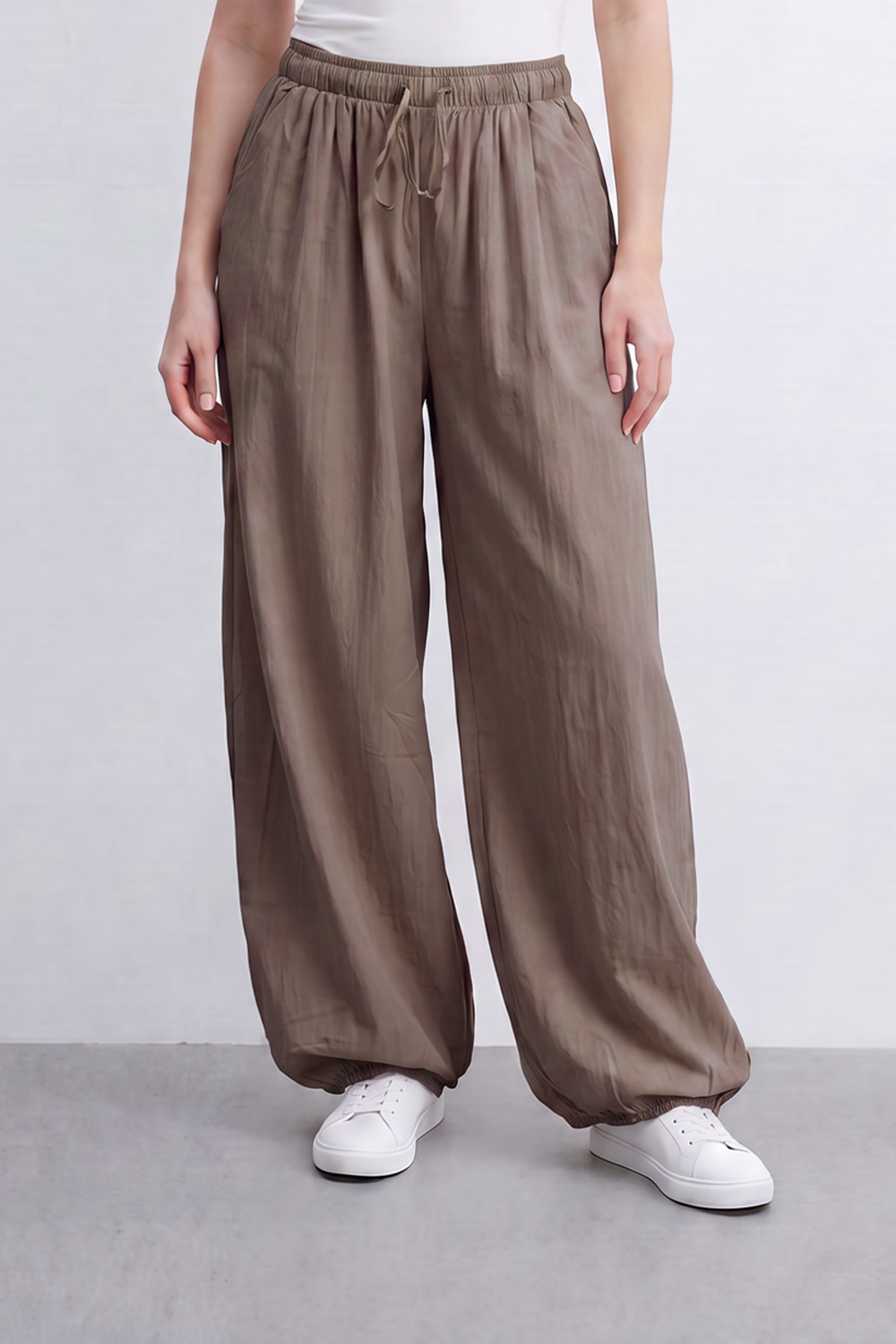 Women’s Tomato Store Gathered Breeze Pants Airy Crinkle Surface Elastic Drawstring Waist Curved Side Pockets Balloon Wide Shape