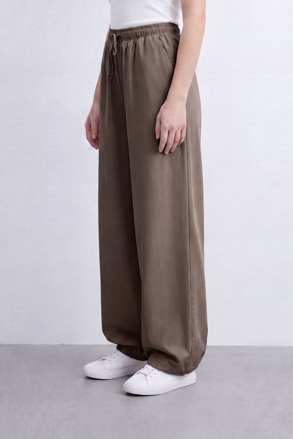 Women’s Tomato Store Gathered Breeze Pants Airy Crinkle Surface Elastic Drawstring Waist Curved Side Pockets Balloon Wide Shape