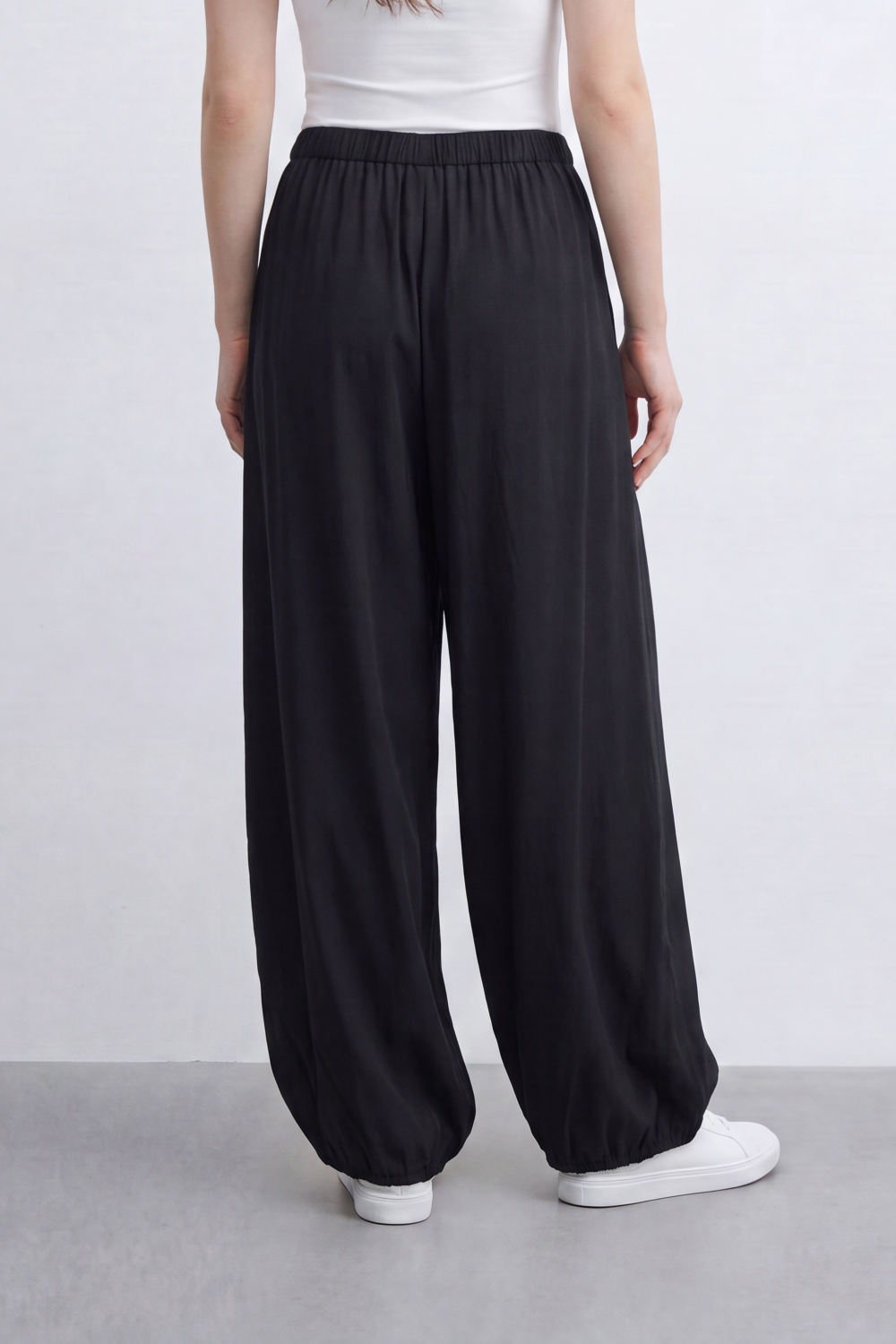 Women’s Tomato Store Gathered Breeze Pants Airy Crinkle Surface Elastic Drawstring Waist Curved Side Pockets Balloon Wide Shape