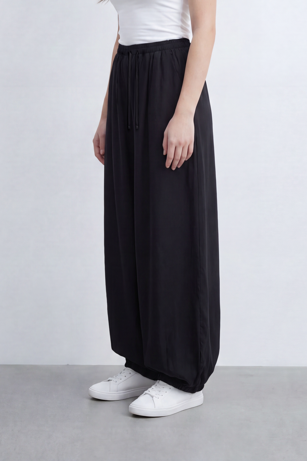 Women’s Tomato Store Gathered Breeze Pants Airy Crinkle Surface Elastic Drawstring Waist Curved Side Pockets Balloon Wide Shape
