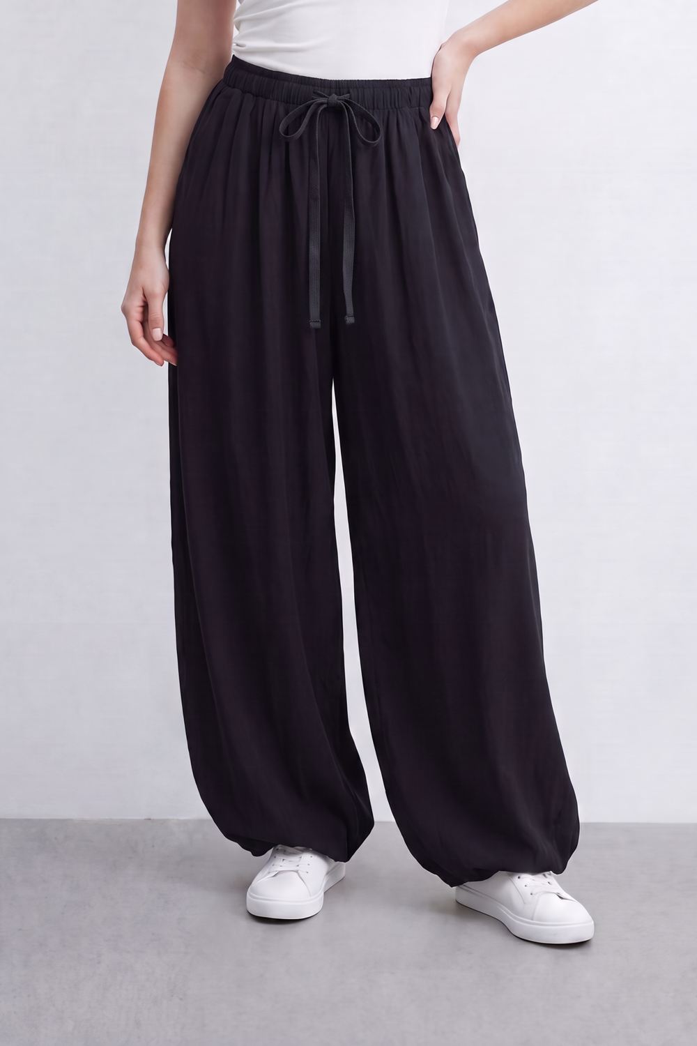 Women’s Tomato Store Gathered Breeze Pants Airy Crinkle Surface Elastic Drawstring Waist Curved Side Pockets Balloon Wide Shape
