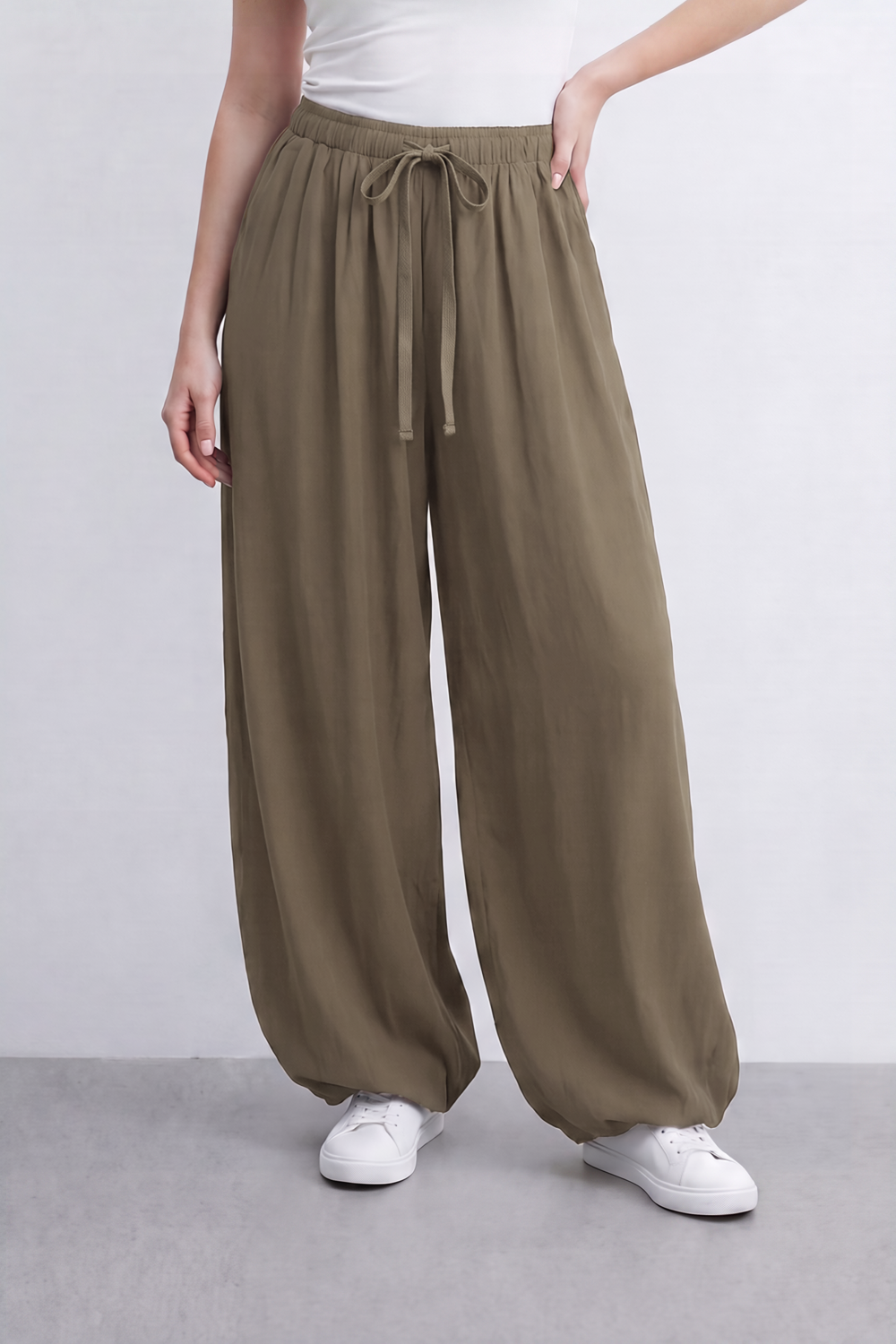 Women’s Tomato Store Gathered Breeze Pants Airy Crinkle Surface Elastic Drawstring Waist Curved Side Pockets Balloon Wide Shape