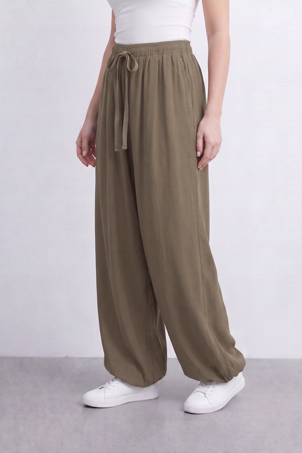 Women’s Tomato Store Gathered Breeze Pants Airy Crinkle Surface Elastic Drawstring Waist Curved Side Pockets Balloon Wide Shape