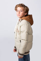 جاكيت مبطّن مقاوم للماء بقبعة وأكمام طويلة وياقة على طراز البيسبول مع طبعة صدرية وجيوب جانبية للأولاد