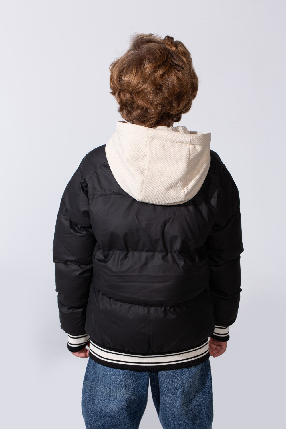 جاكيت مبطّن مقاوم للماء بقبعة وأكمام طويلة وياقة على طراز البيسبول مع طبعة صدرية وجيوب جانبية للأولاد