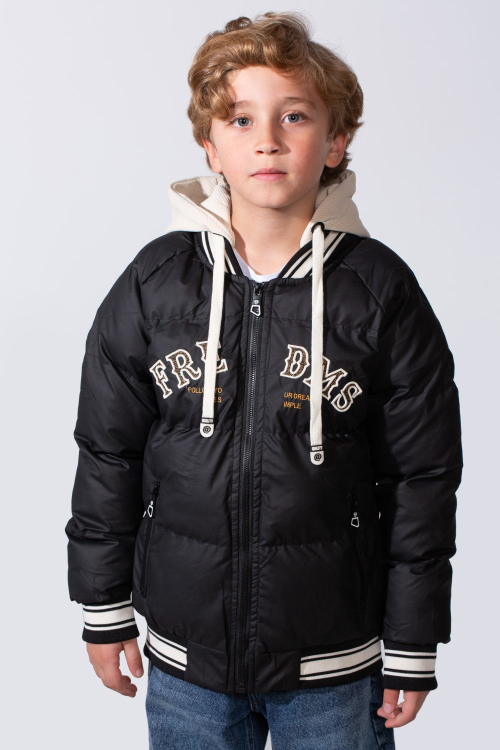 جاكيت مبطّن مقاوم للماء بقبعة وأكمام طويلة وياقة على طراز البيسبول مع طبعة صدرية وجيوب جانبية للأولاد