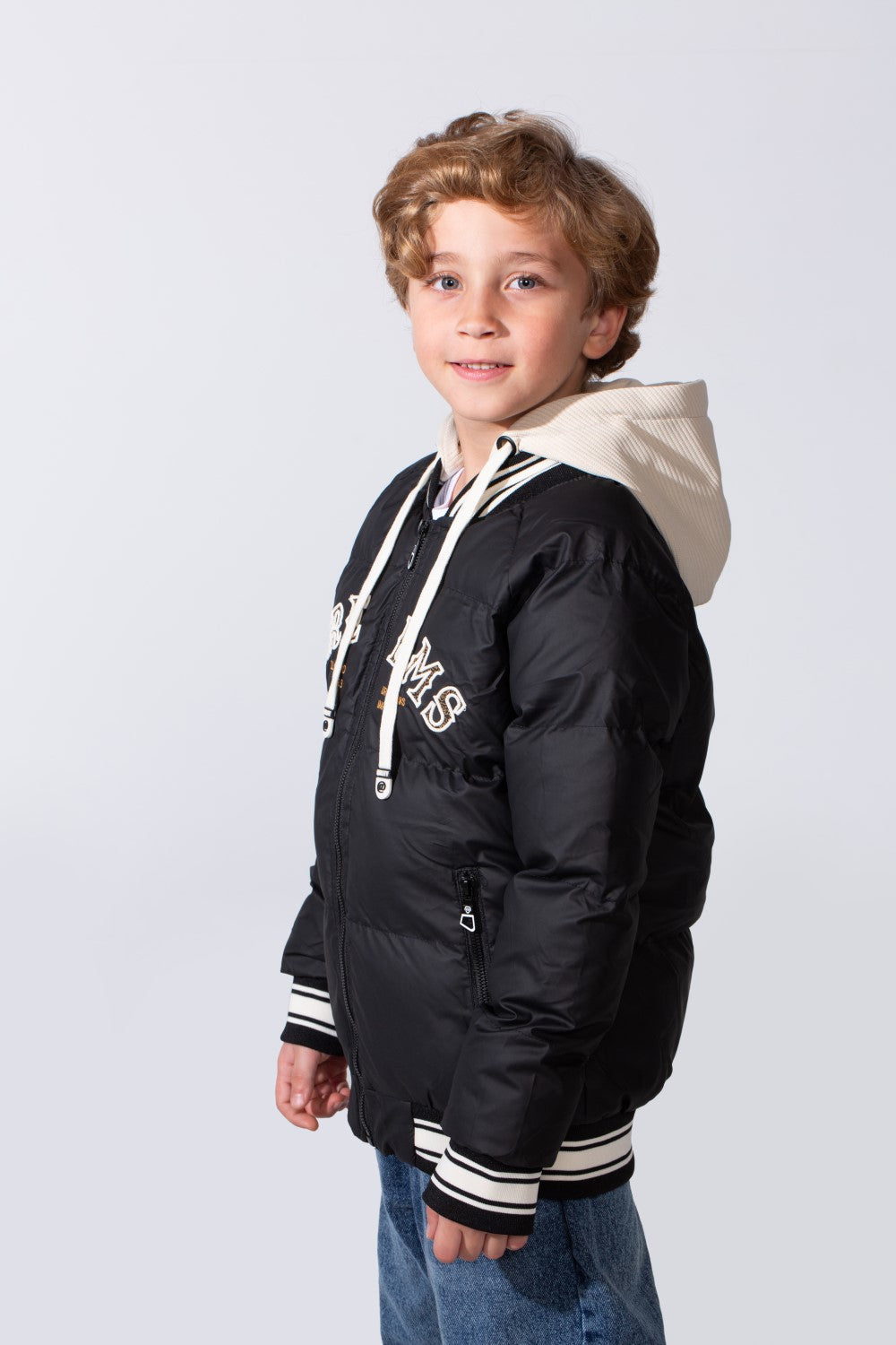 جاكيت مبطّن مقاوم للماء بقبعة وأكمام طويلة وياقة على طراز البيسبول مع طبعة صدرية وجيوب جانبية للأولاد